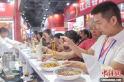 日历正版“嗦粉”经济火热 中国多地“食力”出圈