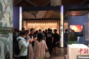 日历正版百年典藏首渡重洋 124套英国工艺美术运动珍品亮相天津